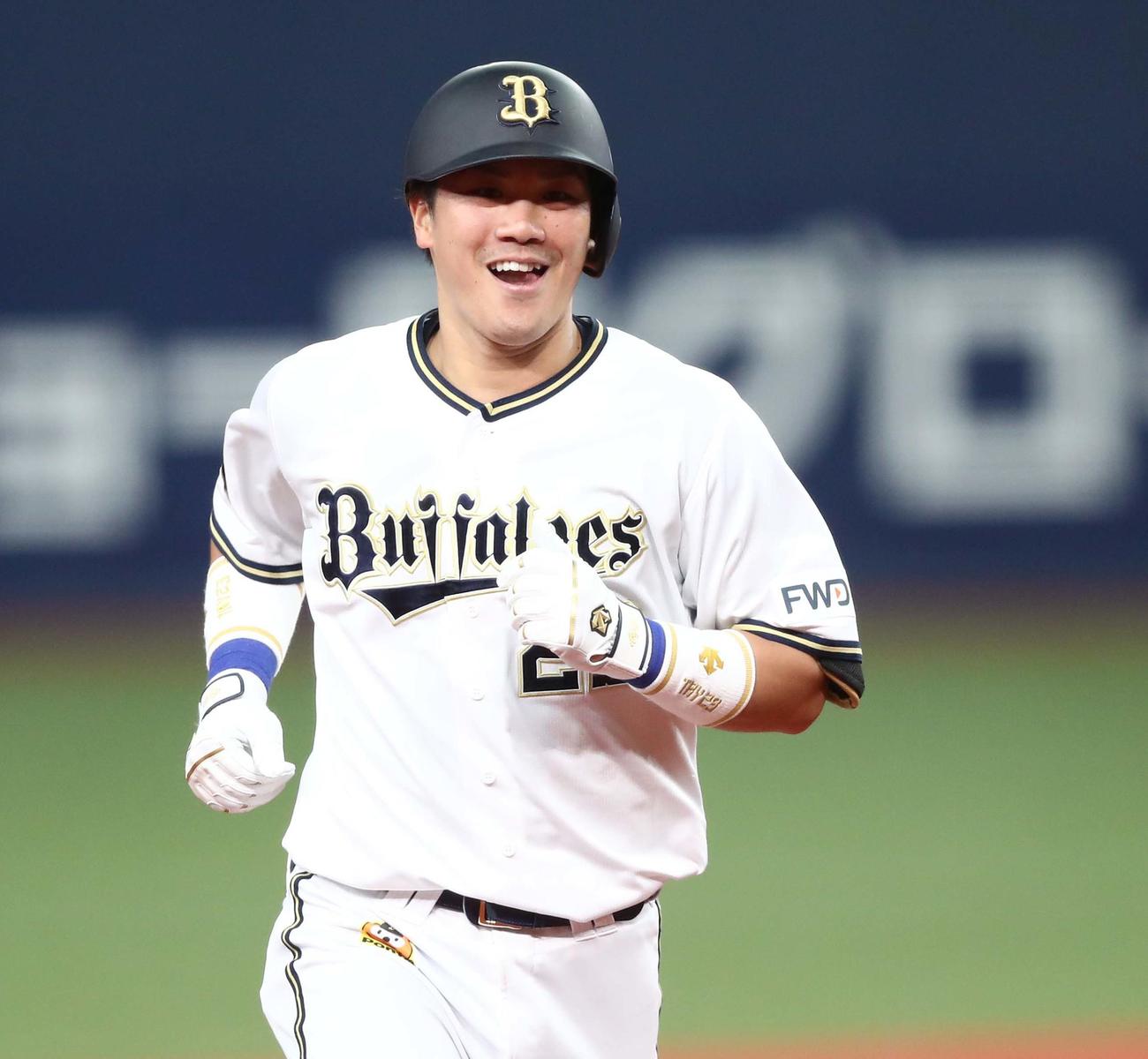 オリックス対日本ハム　6回裏オリックス2死、左越え本塁打を放ち笑顔の伏見（撮影・黒川智章）