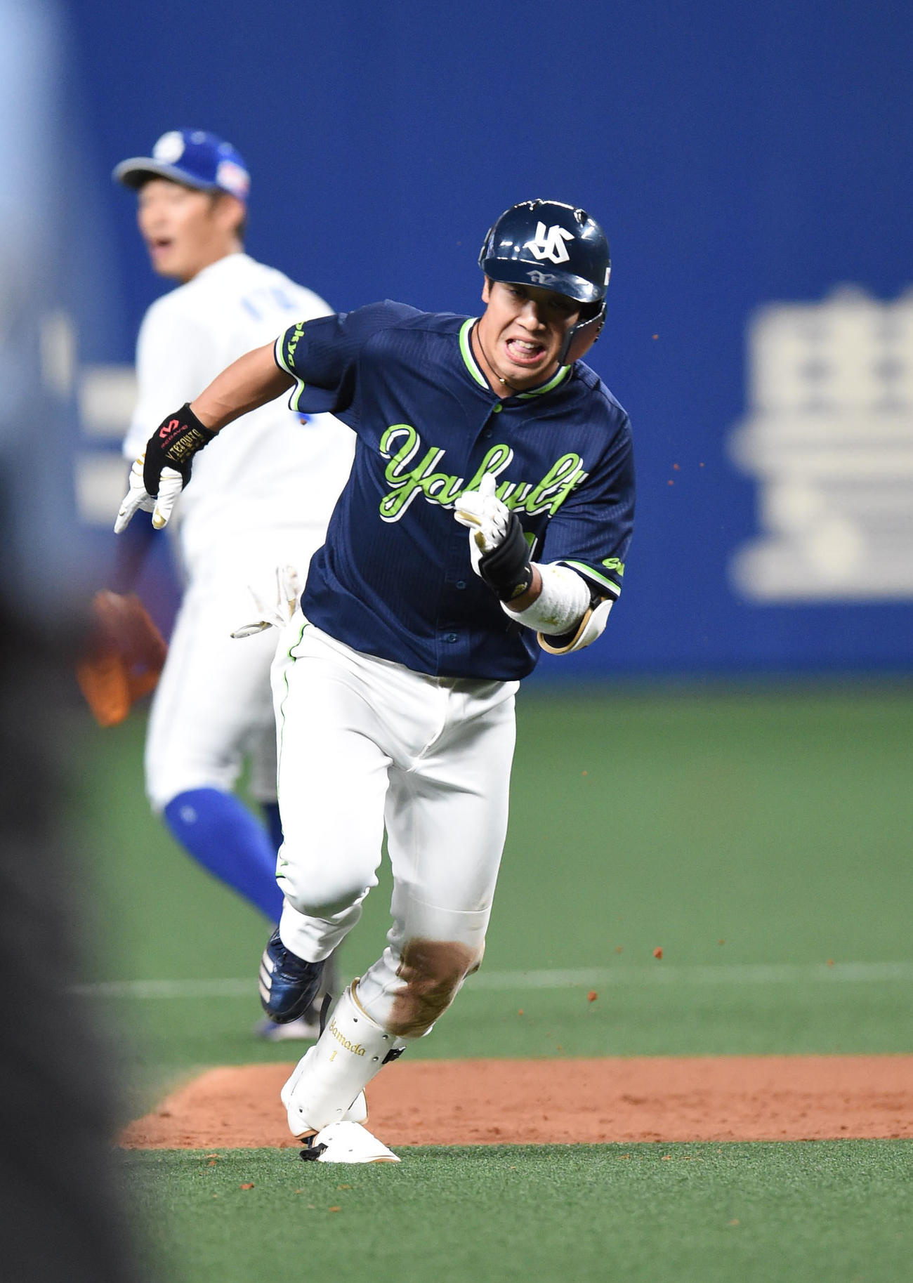 5回表ヤクルト無死一塁、中越え適時三塁打を放ち二塁を回り三塁へ向かう山田哲（撮影・森本幸一）