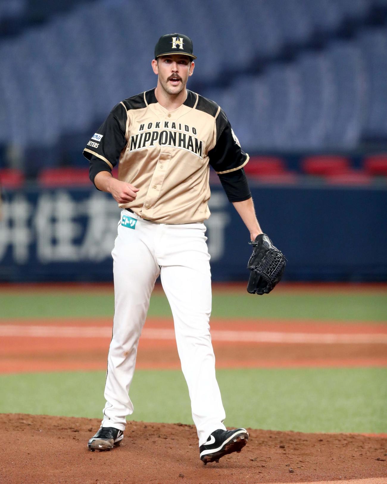 オリックス対日本ハム　3回裏オリックス2死二塁、小島を三振にとり意気込むバーヘイゲン（撮影・黒川智章）