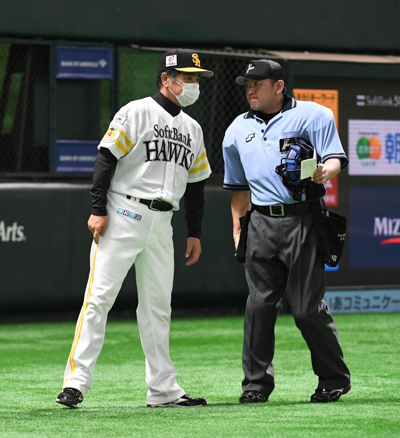 6回途中で川原弘之の降板を告げる工藤公康監督（撮影・今浪浩三）