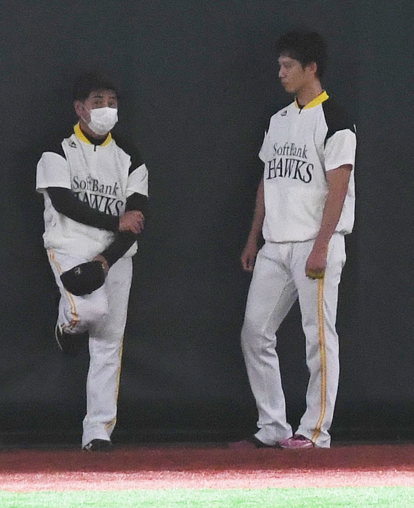 外野で岩崎翔（右）と話をする工藤公康監督（撮影・今浪浩三）