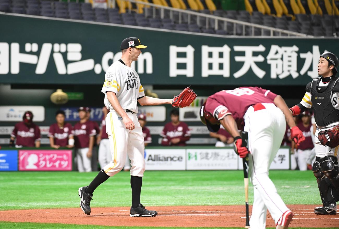 1回表楽天1死三塁、先発のバンデンハークはブラッシュに先制の中犠飛を浴びる（撮影・今浪浩三）