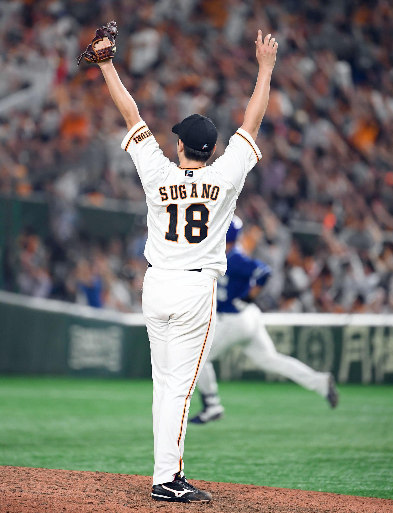 ファンで埋まった東京ドームでガッツポーズする菅野（2019年7月2日）
