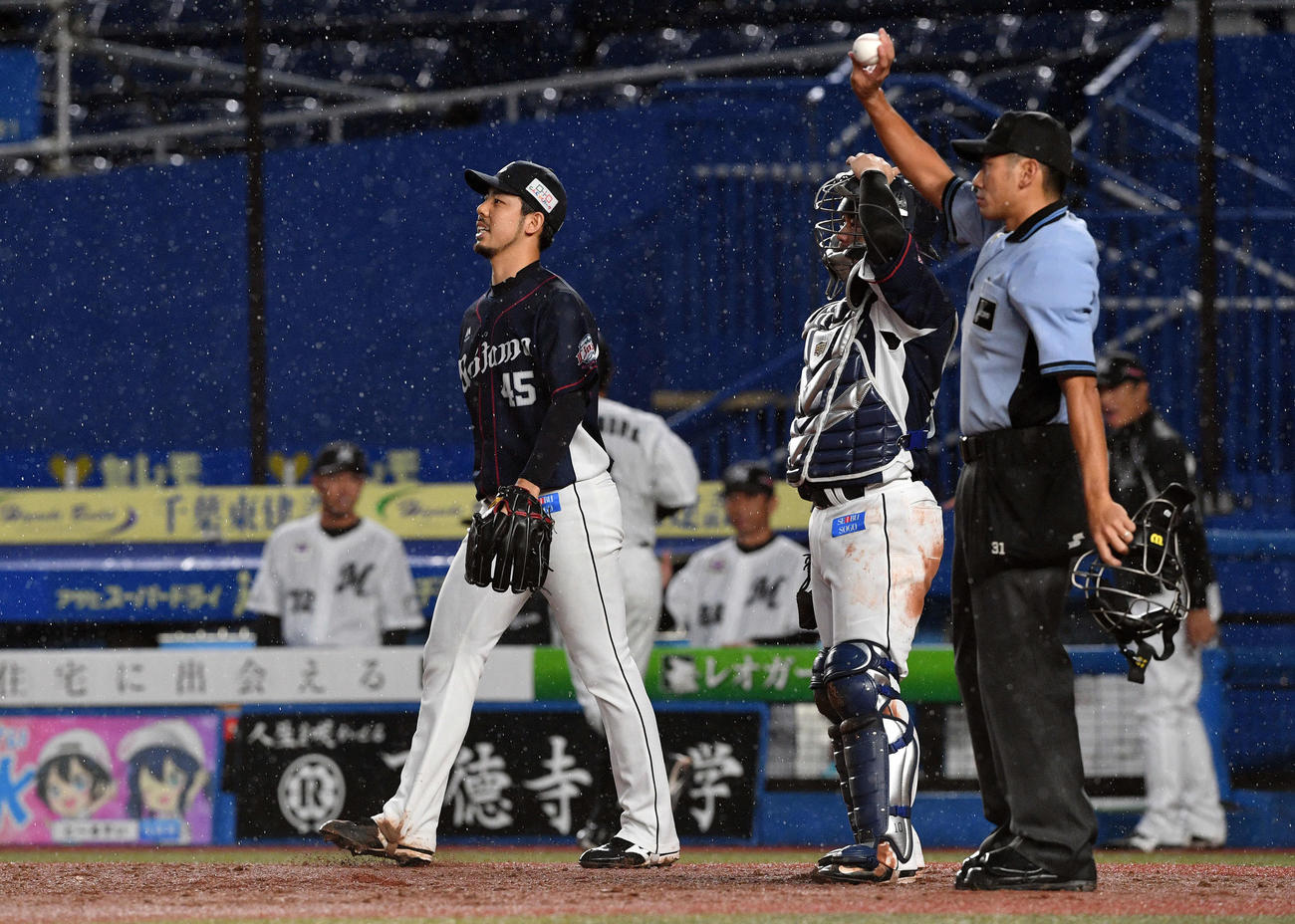 ロッテ対西武　2回裏ロッテ1死二塁、安田に先制の左前適時打を浴び厳しい表情の本田（左）（撮影・滝沢徹郎）
