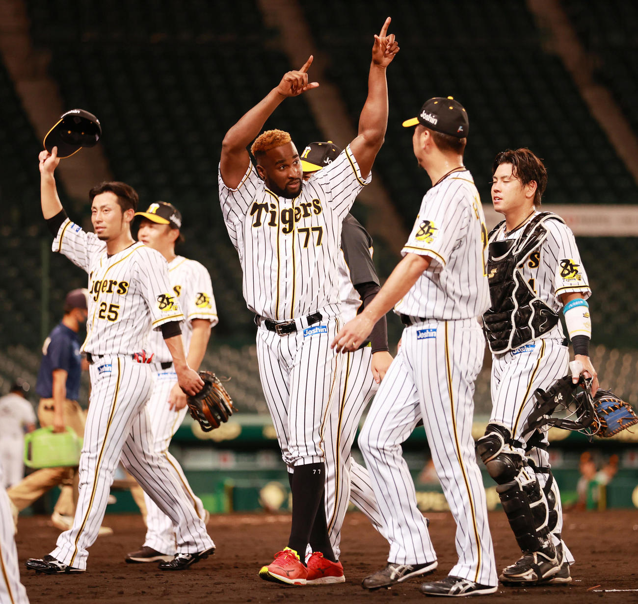 巨人に勝利し手を振るオネルキ・ガルシア（撮影・清水貴仁）