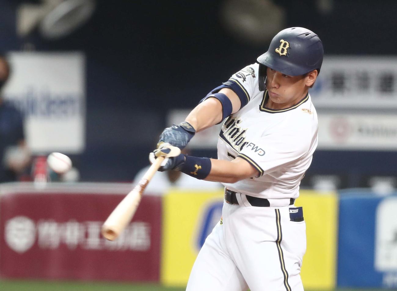 オリックス対日本ハム　4回裏オリックス無死、中前打を放つ吉田正尚（撮影・黒川智章）