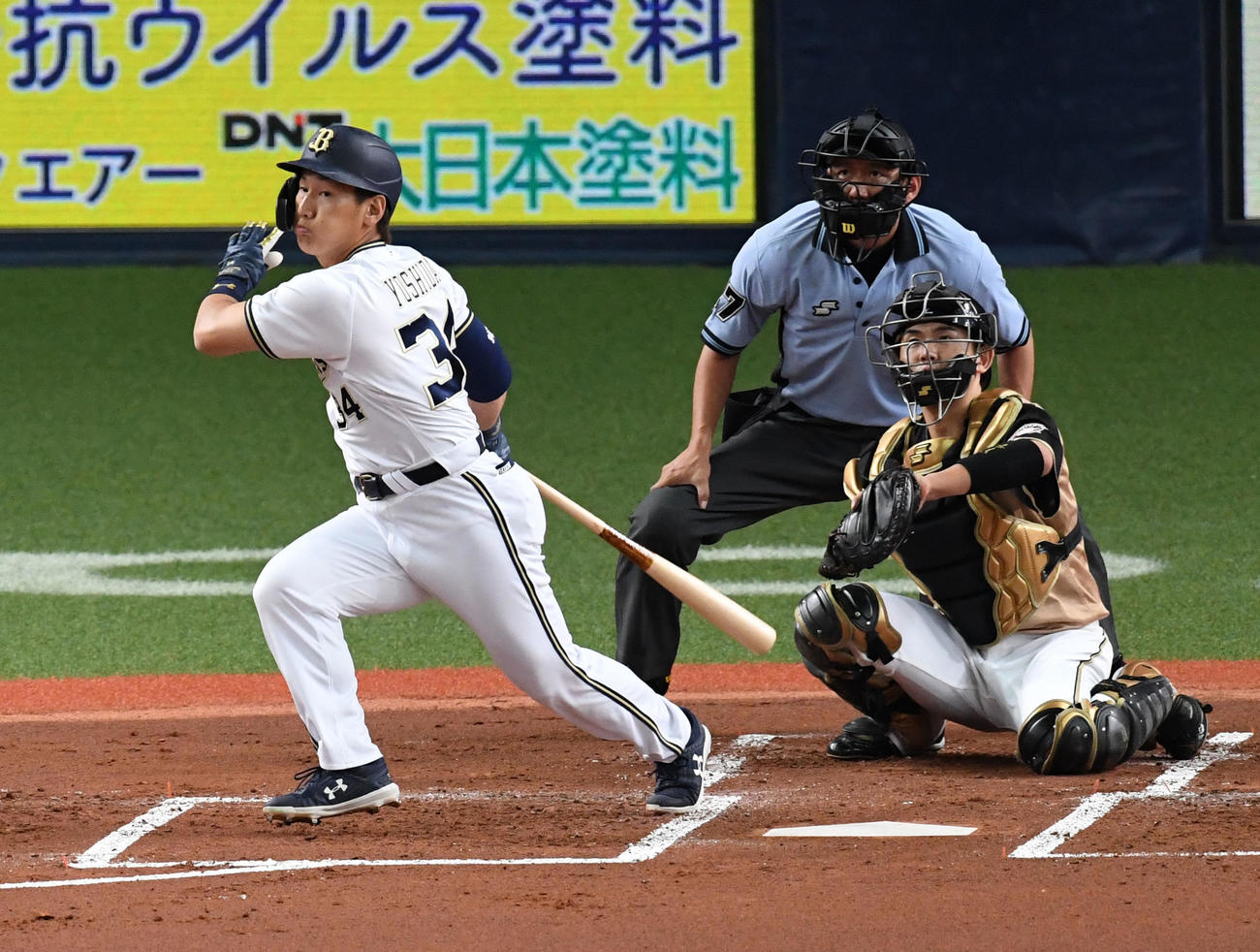 オリックス対日本ハム1回裏オリックス2死、吉田正尚は右前打を放つ（撮影・前岡正明）