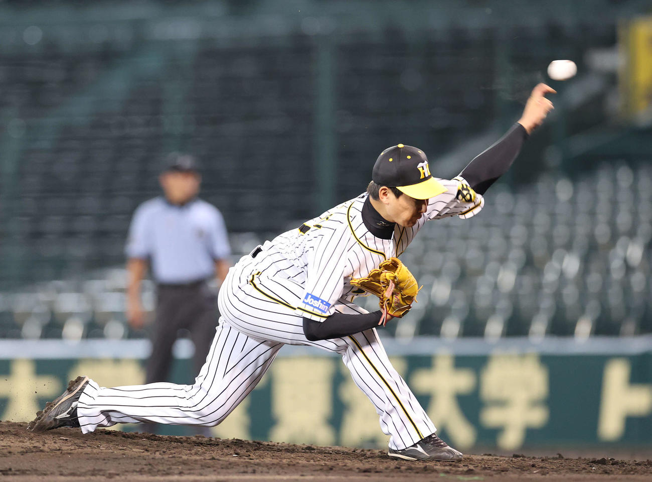 阪神対巨人　7回表に阪神2番手で登板した岩崎（撮影・河野匠）