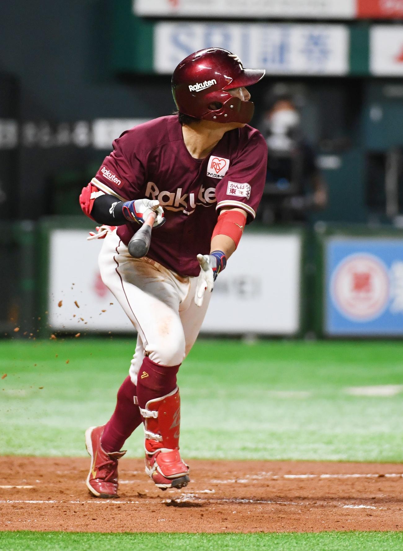 ソフトバンク対楽天　5回表楽天1死満塁、鈴木大は左中間に勝ち越しの適時二塁打を放つ（撮影・今浪浩三