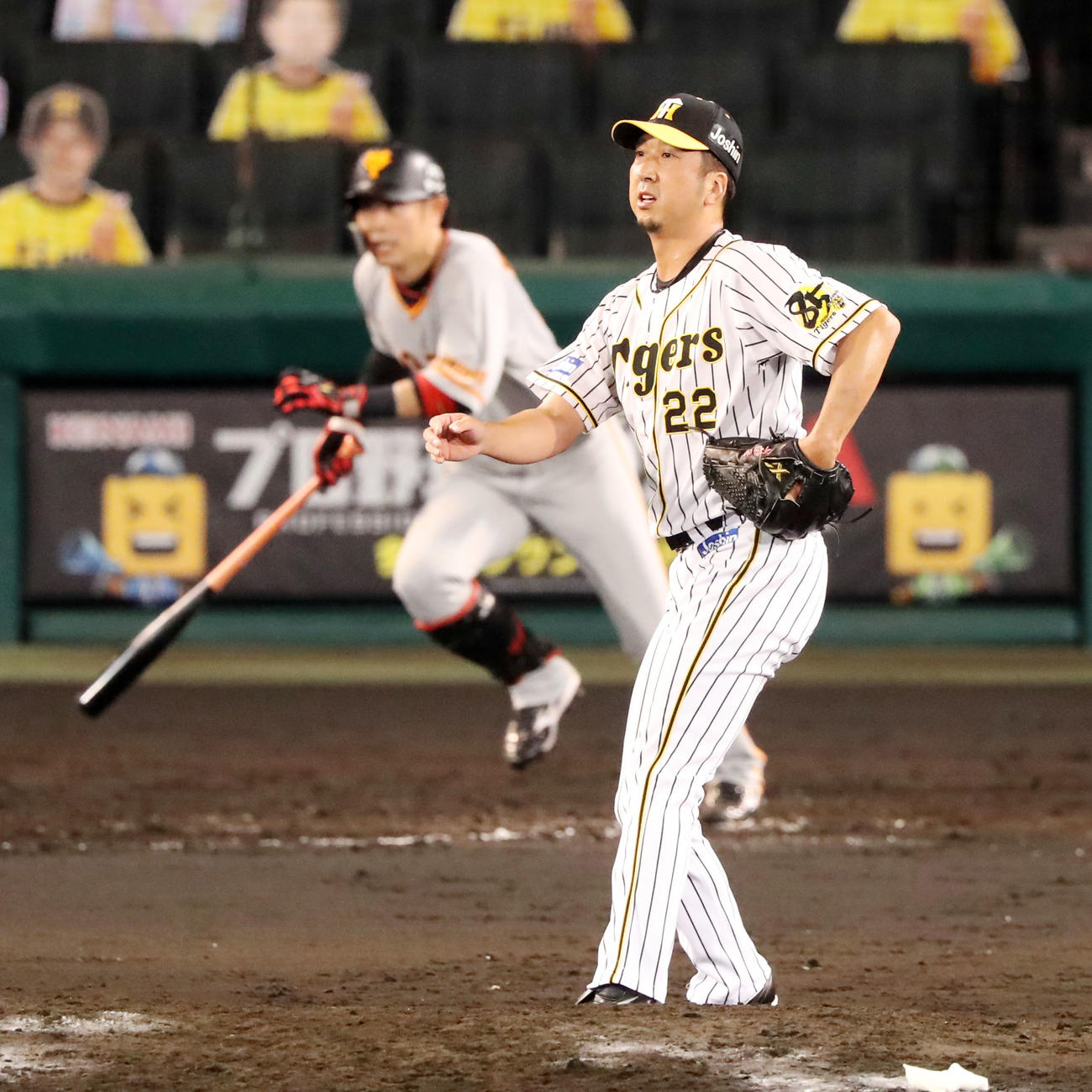 阪神対巨人　9回表巨人2死一、三塁、藤川は代打亀井に右前適時打を打たれ失点する（撮影・加藤哉）