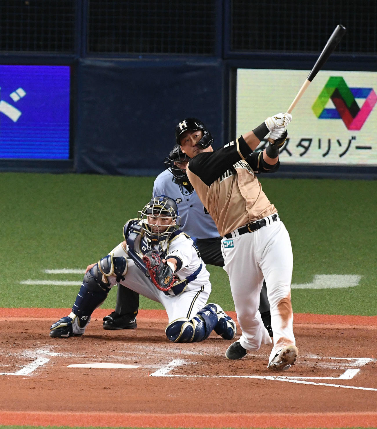 オリックス対日本ハム　6回表日本ハム無死一、二塁、中田は左越え3点本塁打を放つ（撮影・前岡正明）