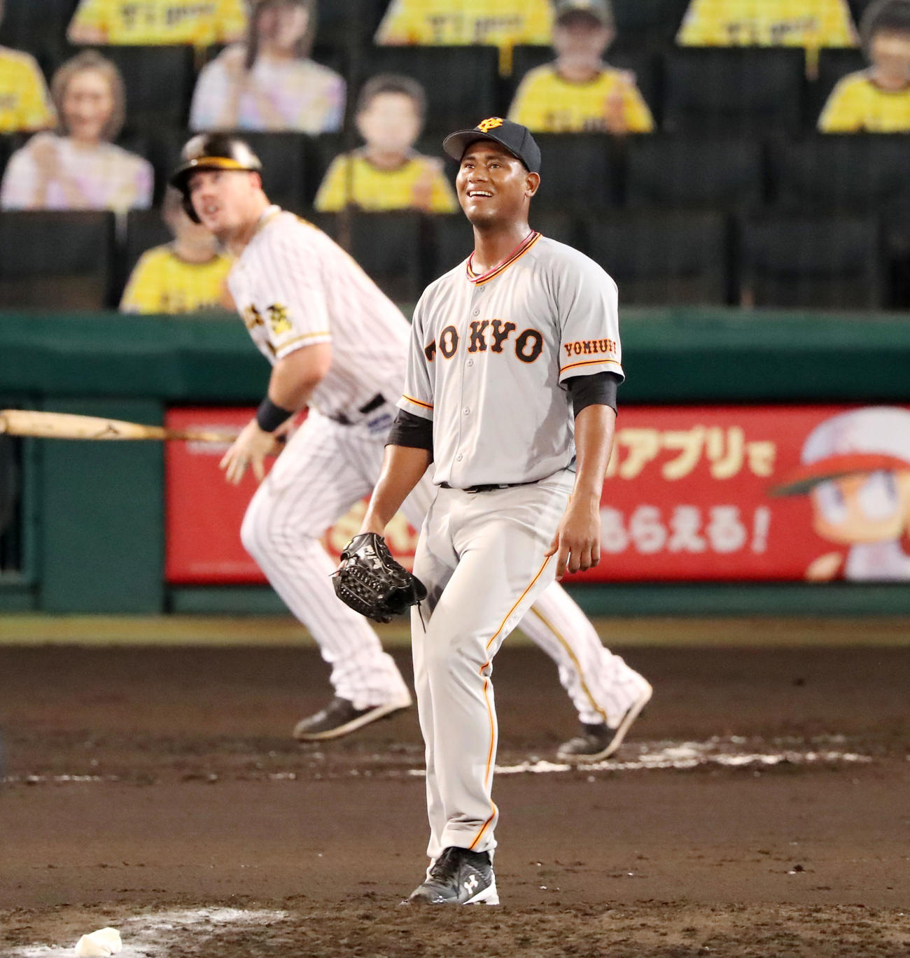 阪神対巨人　7回裏阪神無死一塁、C・C・メルセデスはボーアに中越え2点本塁打を浴び、打球を見つめる（撮影・加藤哉）