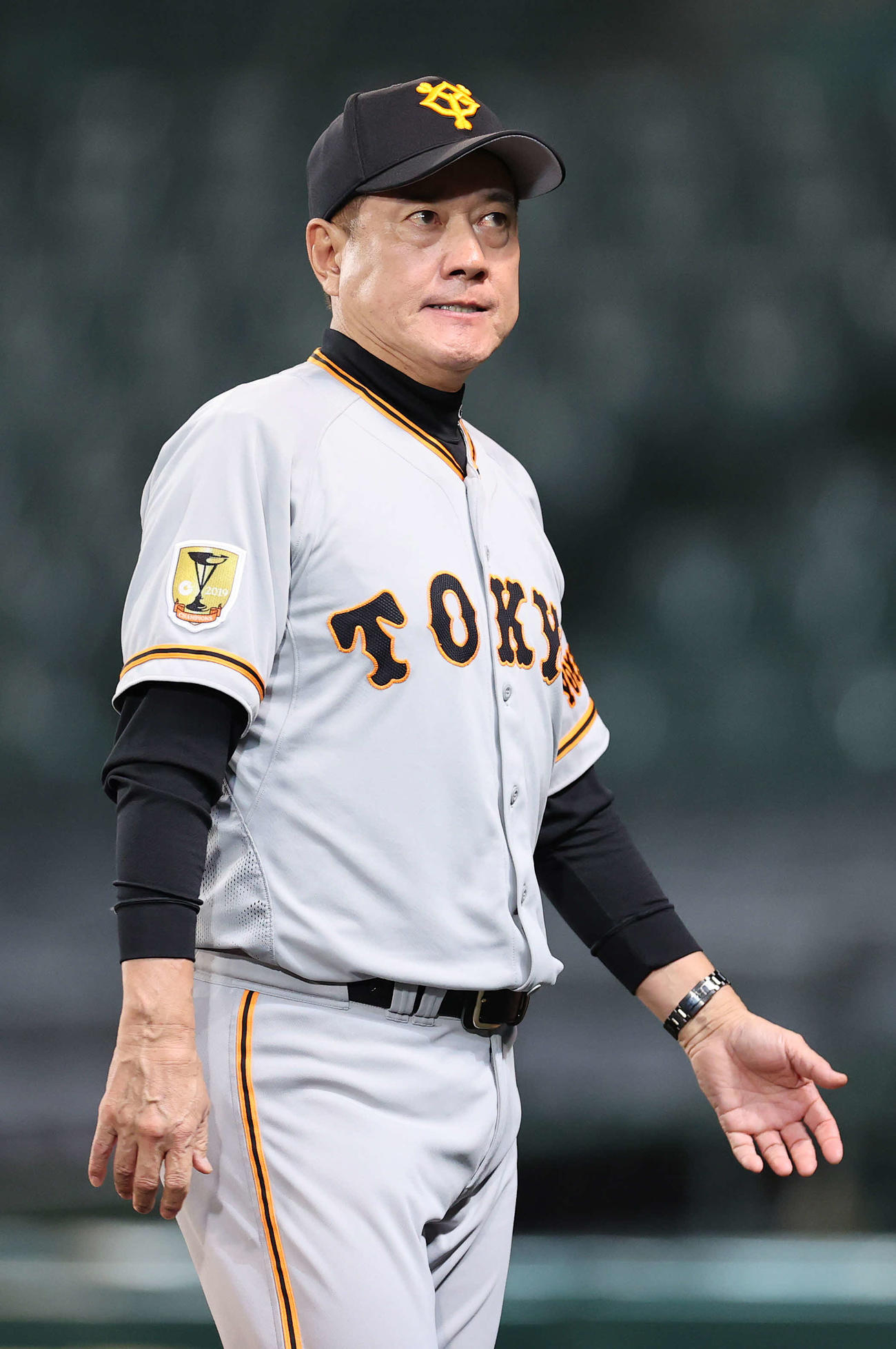 阪神対巨人　7回裏阪神2死二塁、メルセデスの降板を告げ、悔しそうにベンチに戻る原監督（撮影・河野匠）