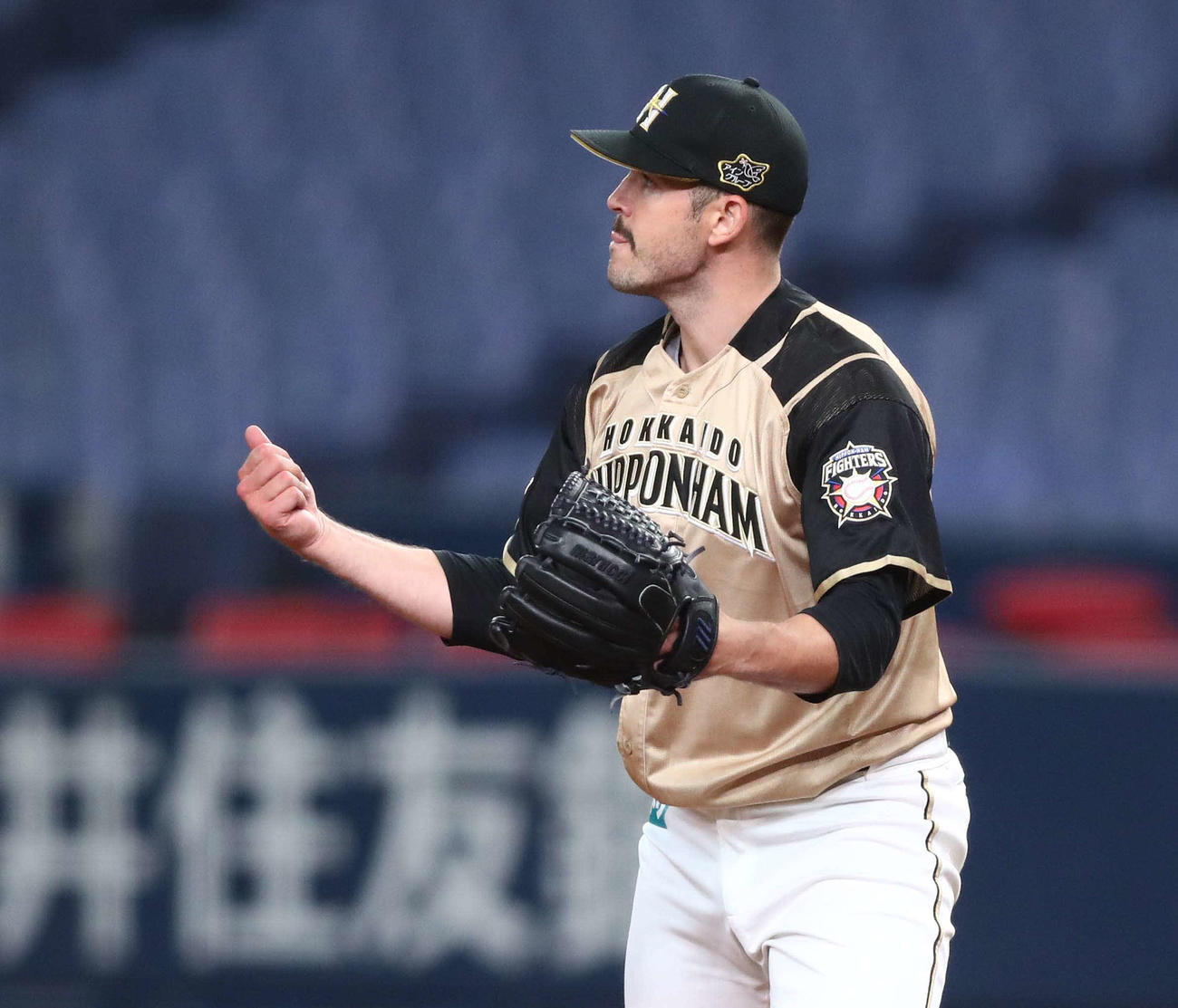 オリックス対日本ハム　6回裏オリックス2死、後藤を三振にとりグラブをたたくバーヘイゲン（撮影・黒川智章）
