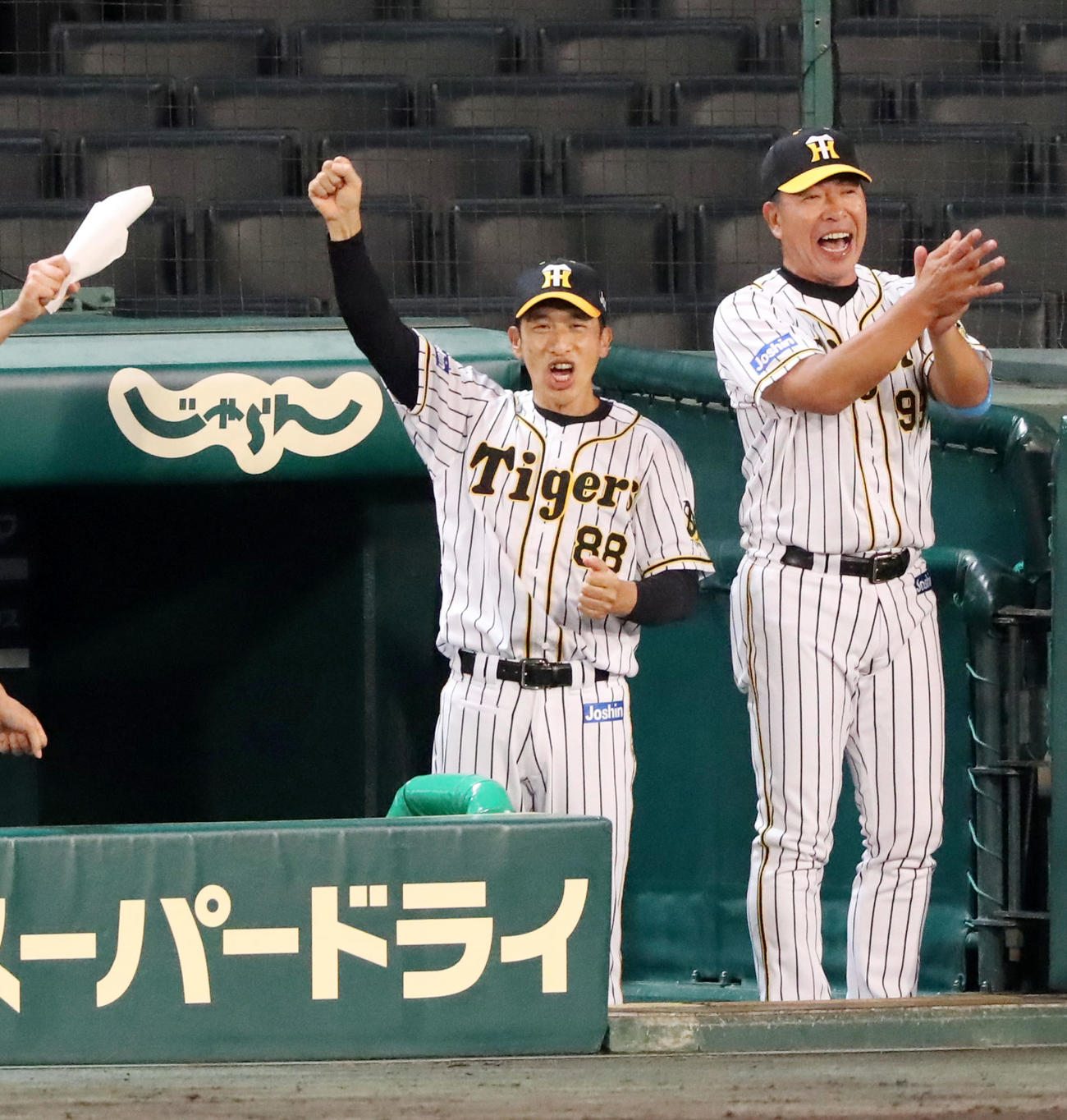 阪神対巨人　7回裏阪神無死一塁、矢野監督はボーアの中越え2点本塁打にベンチで力強くガッツポーズを見せる（撮影・加藤哉）