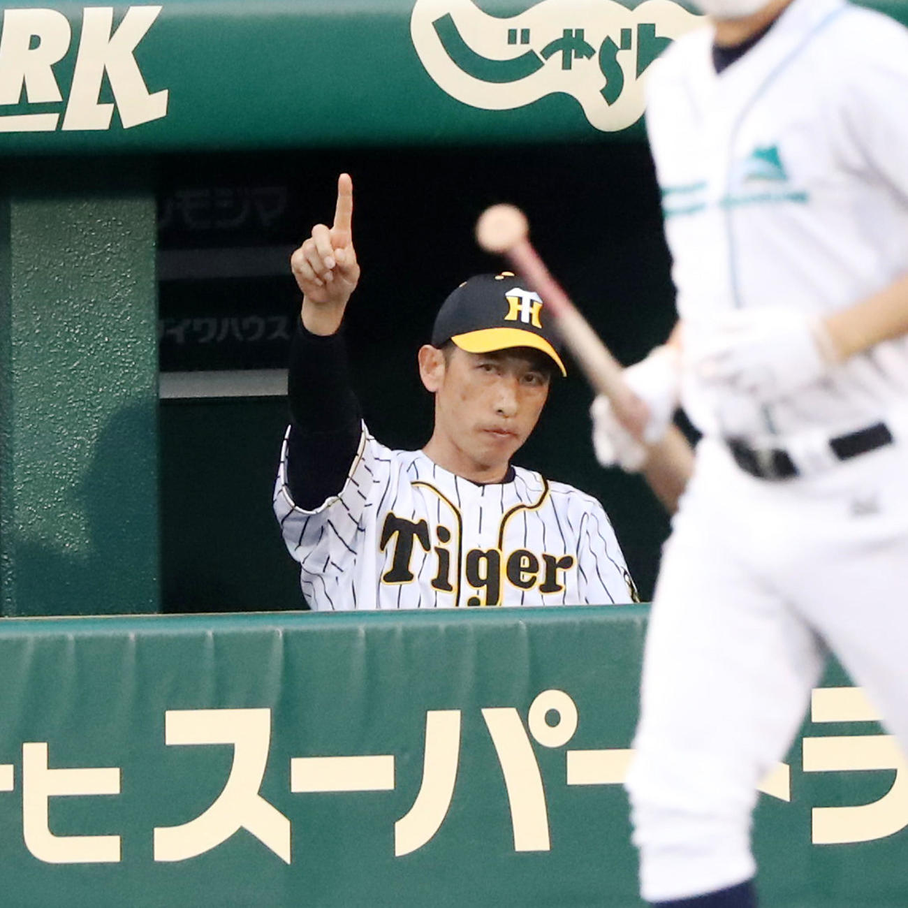 阪神対巨人　3回裏阪神2死、糸原は中前打を放つ（撮影・加藤哉）
