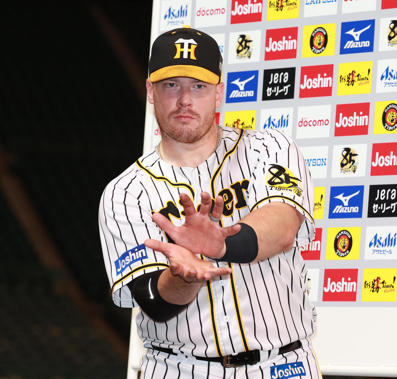阪神対巨人　決勝2点本塁打を放ちファイアボールポーズを決めるジャスティン・ボーア（撮影・清水貴仁）