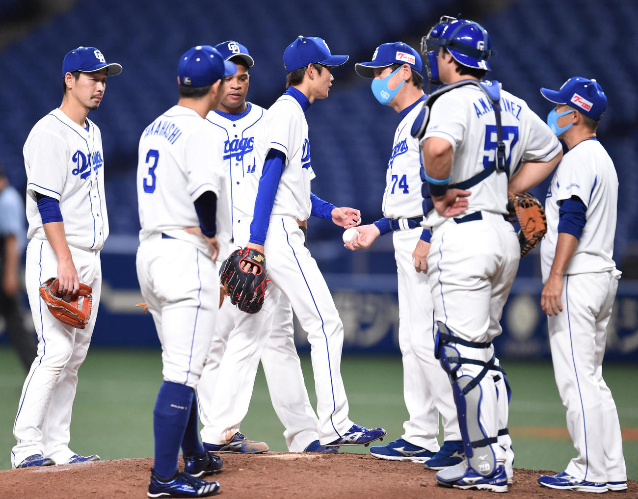 中日対ヤクルト　9回表ヤクルト1死二塁、マウンドを降りる岡田俊哉（撮影・森本幸一）