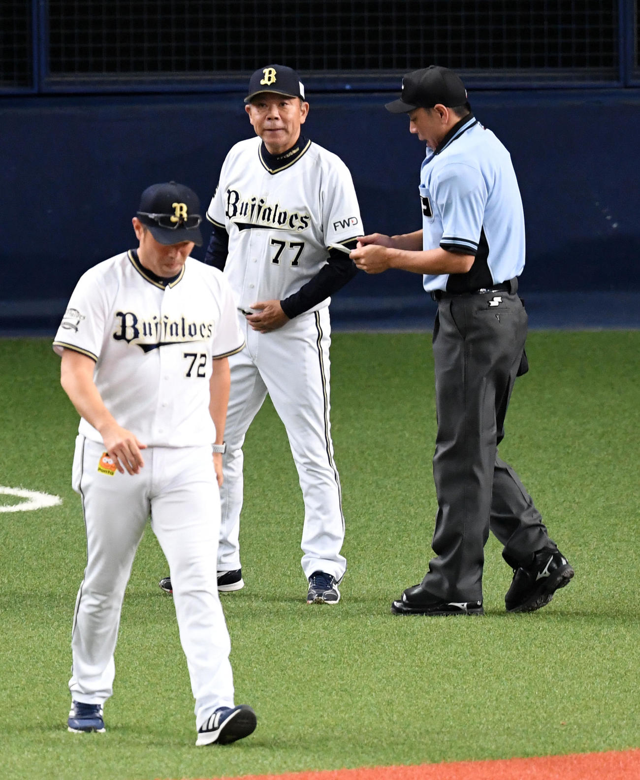 オリックス対日本ハム　6回表日本ハム無死一、二塁、山崎福の交代を告げる西村監督（撮影・前岡正明）