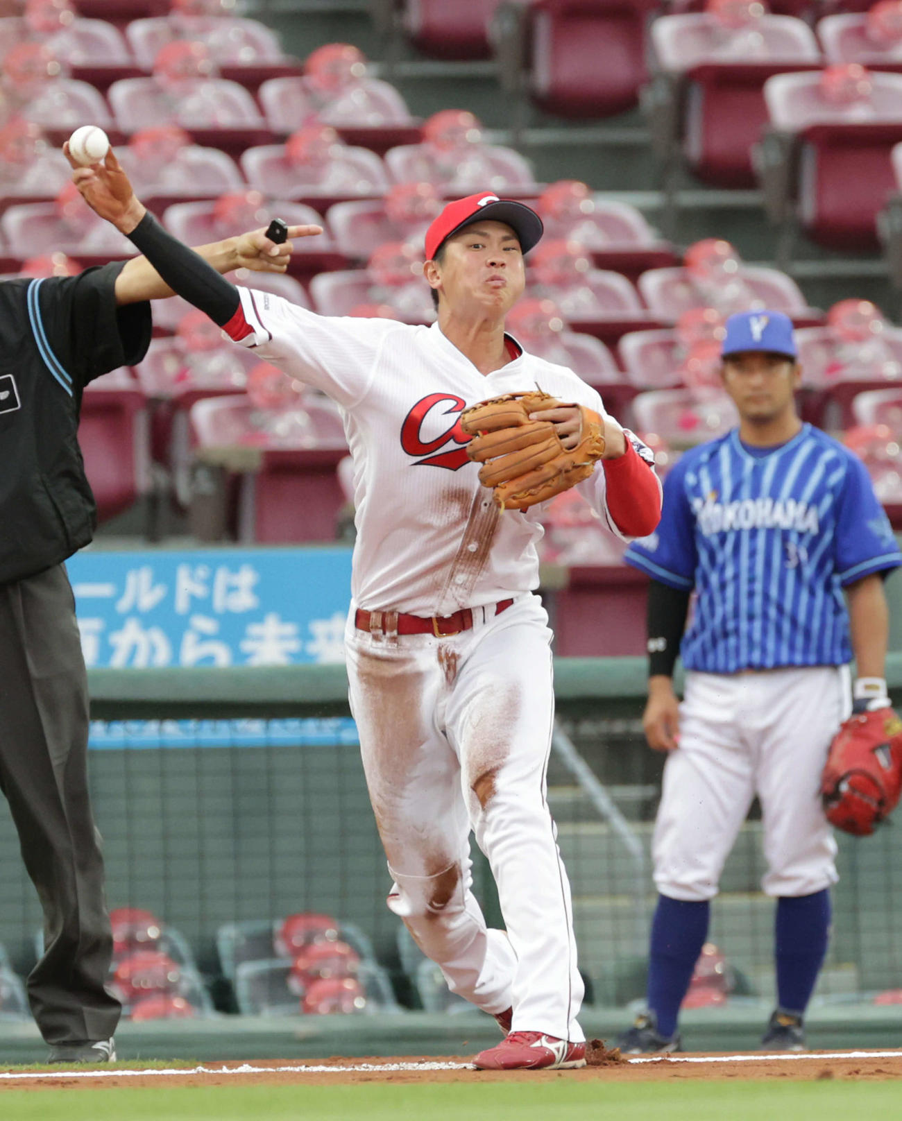 広島対DeNA5回戦　1回表DeNA2死一、三塁、宮崎の適時内野安打で堂林の送球が大きくそれる（撮影・加藤孝規）