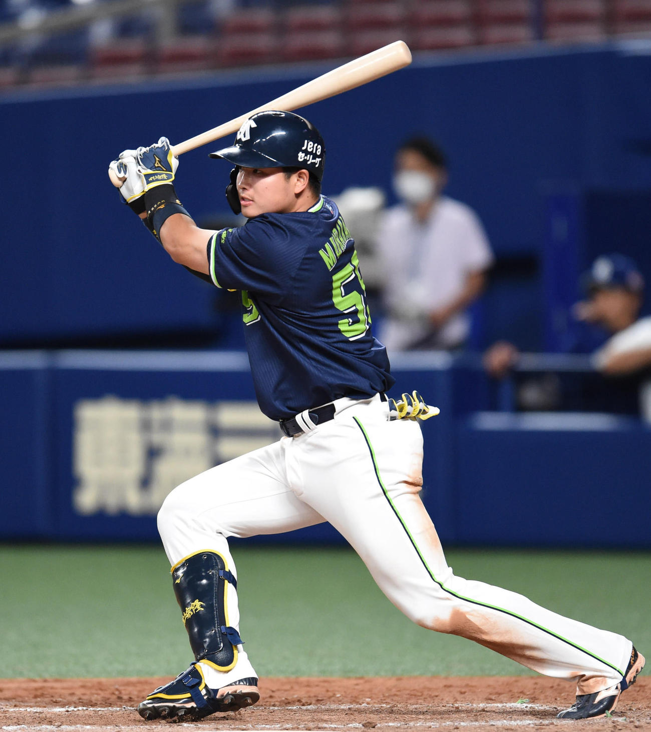 プロ野球中日対ヤクルト　9回表ヤクルト1死一、二塁、左中間2点適時二塁打を放った村上宗隆（撮影・森本幸一）