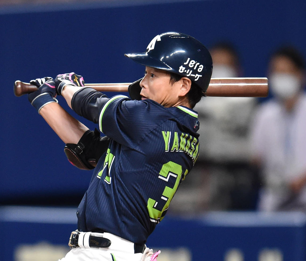 中日対ヤクルト　9回表ヤクルト1死満塁、左2点適時打を放った山崎（撮影・森本幸一）