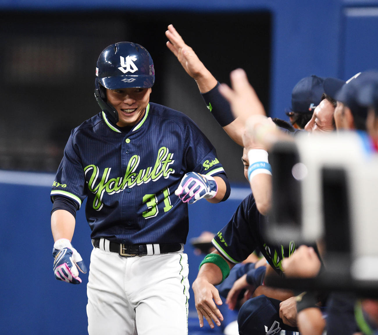 中日対ヤクルト　9回表ヤクルト1死一、二塁、村上宗隆の左中間2点適時二塁打で生還しナインに手荒い祝福を受ける山崎晃大朗（左）（撮影・森本幸一）