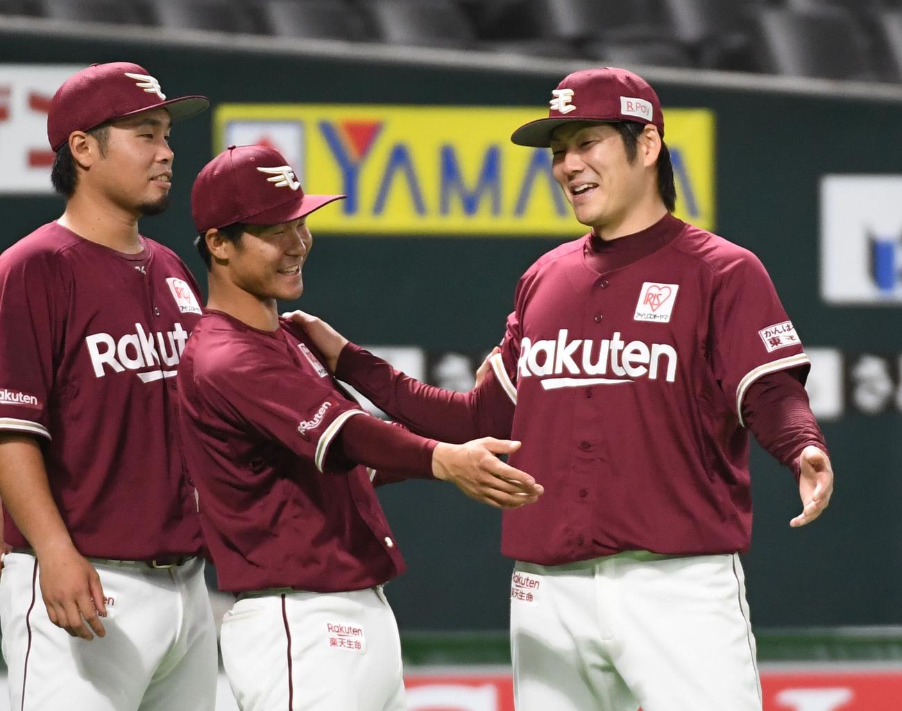 ソフトバンク対楽天　今季初勝利を挙げ、笑顔を見せる楽天塩見（右）（撮影・今浪浩三）