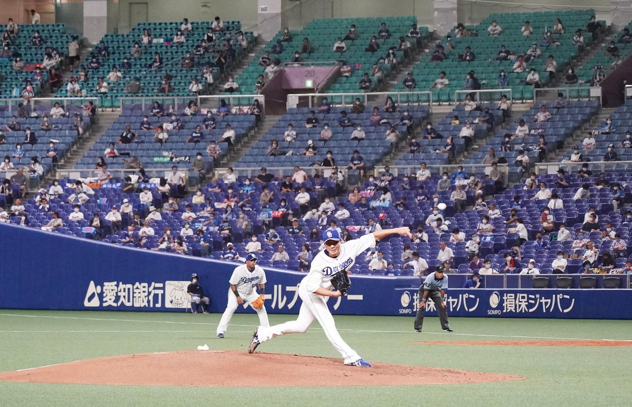 プロ野球中日対広島　3回表、観客の前で投球する中日先発の大野雄大（撮影・森本幸一）