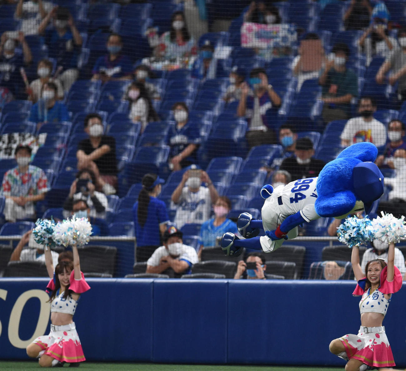 プロ野球中日対広島　7回裏中日攻撃終了、大技の後方宙返り一回ひねりを決めるドアラ（撮影・森本幸一）