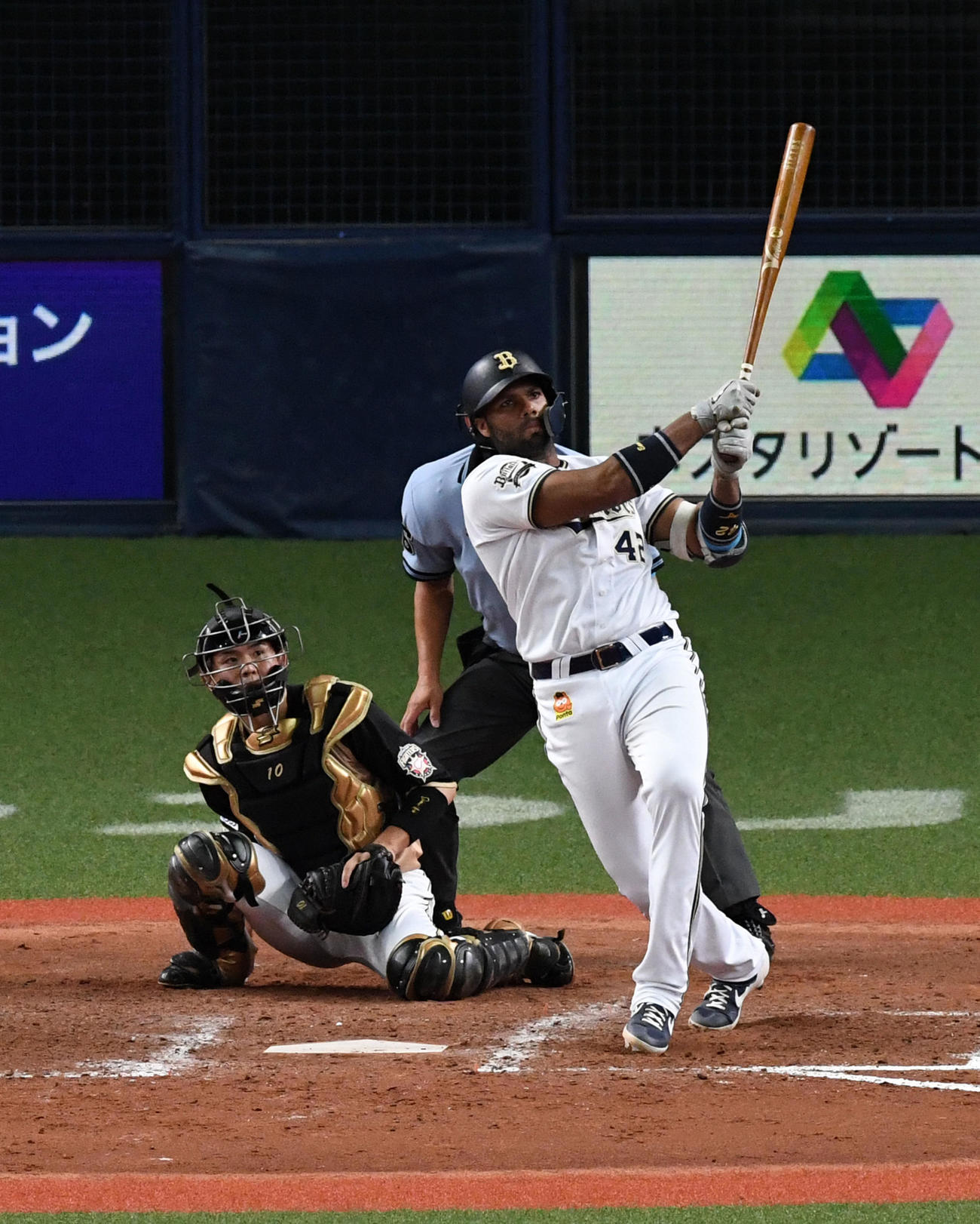 オリックス対日本ハム　9回裏オリックス2死一、二塁、ロドリゲスは左越えサヨナラ3点本塁打を放つ（撮影・前岡正明）
