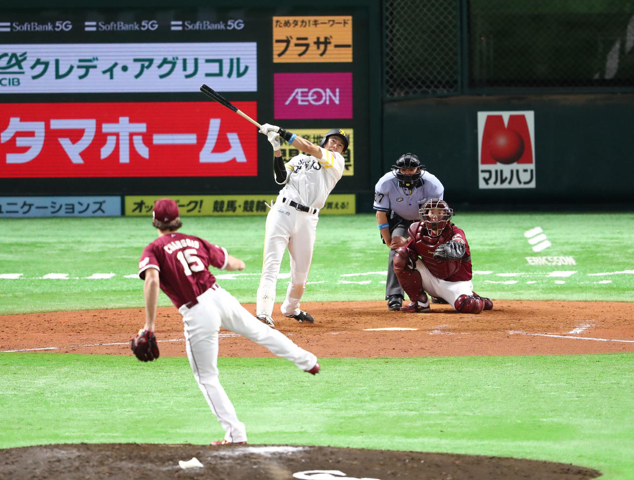 ソフトバンク対楽天　延長10回裏ソフトバンク無死、柳田悠岐は中越えにサヨナラ本塁打を放つ（撮影・梅根麻紀）
