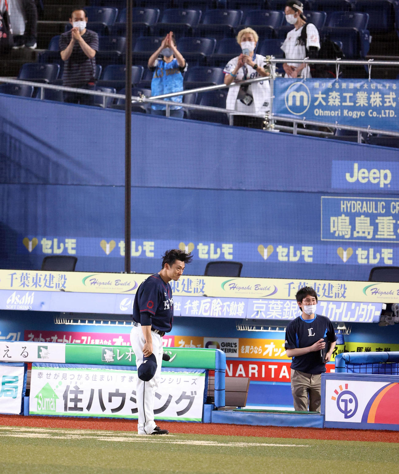 ロッテ対西武　ヒーローインタビューを終えた西武栗山はファンのいる右翼席に一礼する（撮影・垰建太）