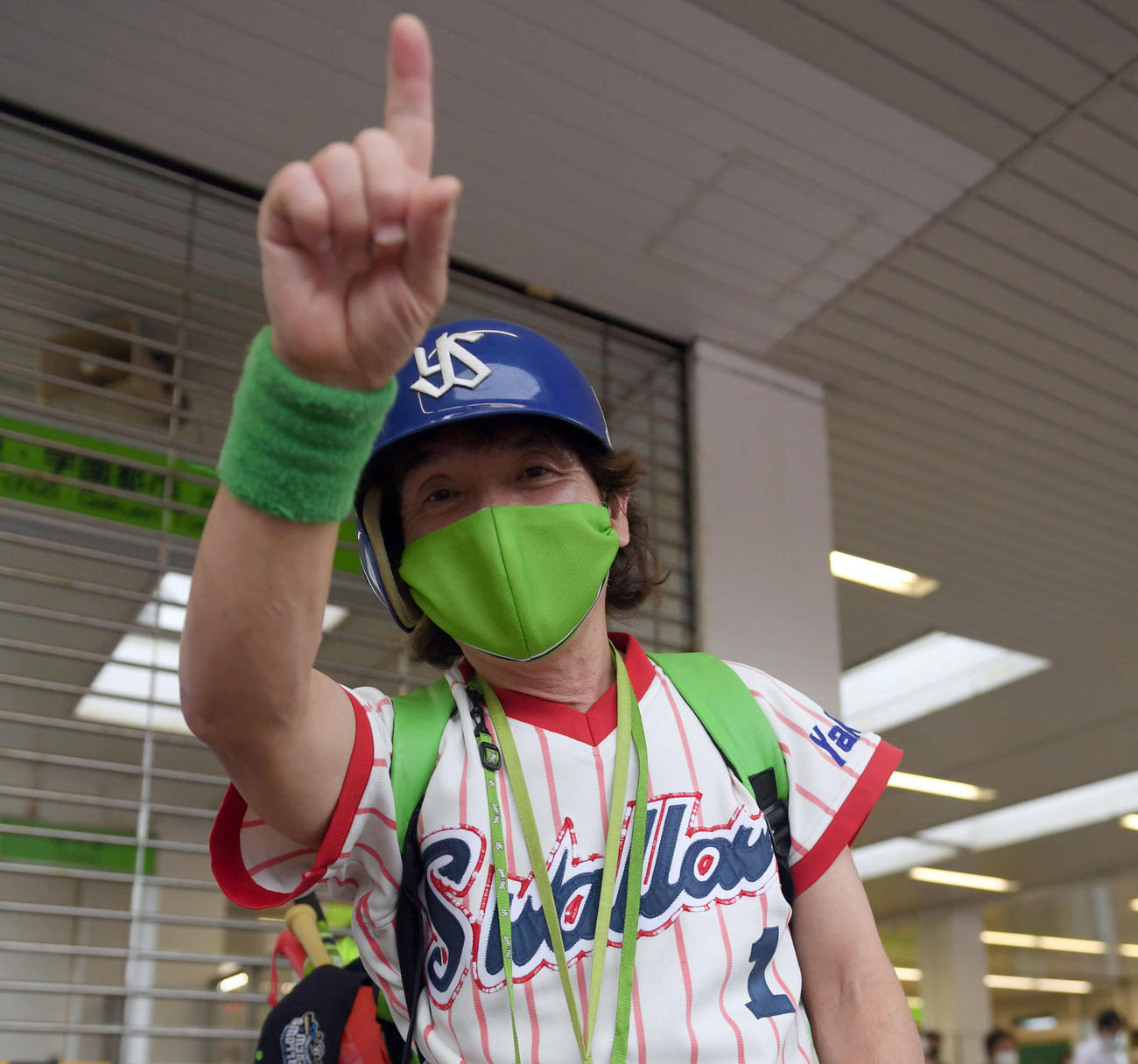 巨人対ヤクルト　笑顔でガッツポーズを決めるヤクルトファン（撮影・たえ見朱実）