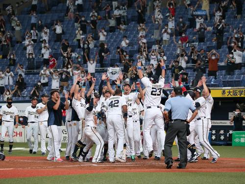 オリックス対日本ハム 9回裏オリックス2死一、二塁、サヨナラ3点本塁打を放ったロドリゲス(中央)を出迎えるナイン(撮影・黒川智章)
