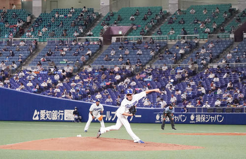 プロ野球中日対広島 3回表、観客の前で投球する中日先発の大野雄大(撮影・森本幸一)