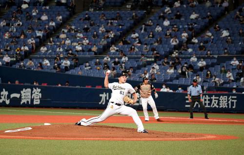 オリックス対日本ハム 観客がいる中、投球する榊原(撮影・黒川智章)