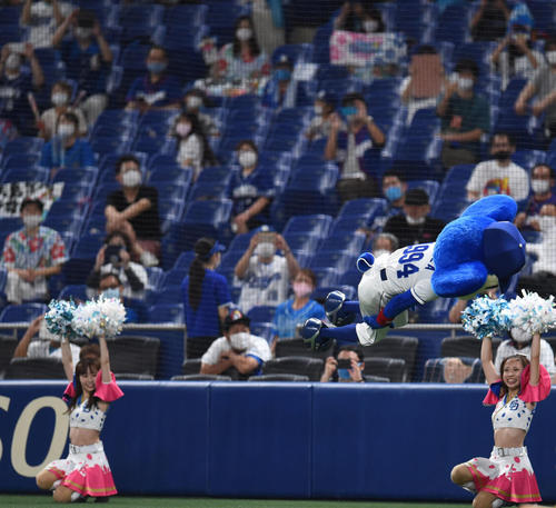 プロ野球中日対広島 7回裏中日攻撃終了、大技の後方宙返り一回ひねりを決めるドアラ(撮影・森本幸一)