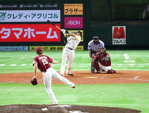 ソフトバンク対楽天 延長10回裏ソフトバンク無死、柳田悠岐は中越えにサヨナラ本塁打を放つ(撮影・梅根麻紀)