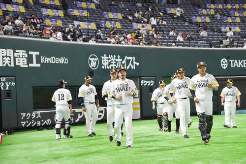 ソフトバンク対楽天 入場しソフトバンクの選手を見るファン(撮影・今浪浩三)