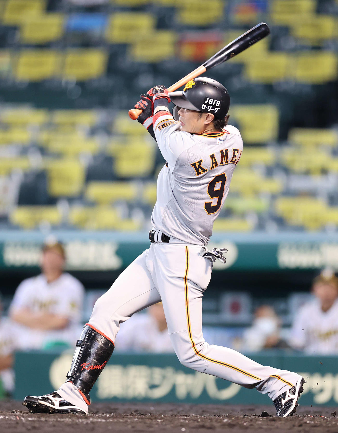 阪神対巨人　9回表巨人2死一、三塁、通算1000安打となる適時打を放つ亀井（撮影・河野匠）