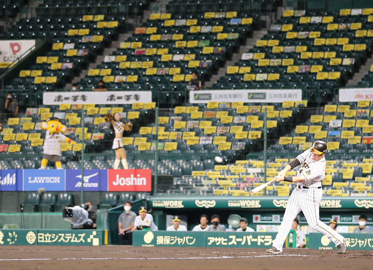 阪神対巨人　7回裏阪神無死一塁、ファンの声援ボードを背に先制の2点本塁打を放つボーア（撮影・河野匠）
