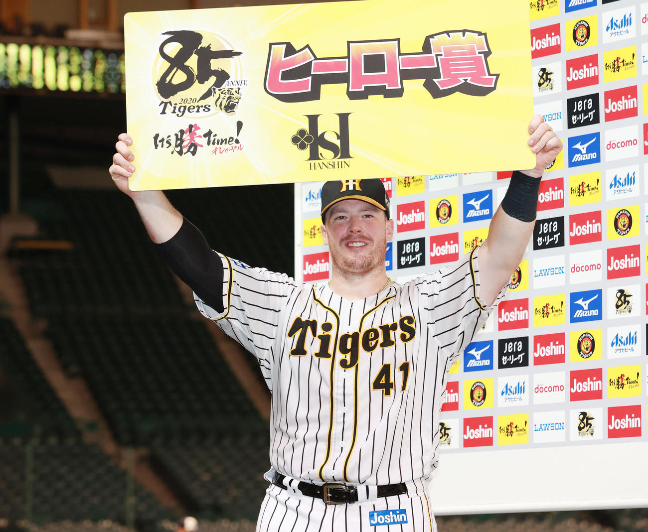 阪神対巨人　決勝2点本塁打を放ちヒーロー賞を受け取るジャスティン・ボーア（撮影・清水貴仁）