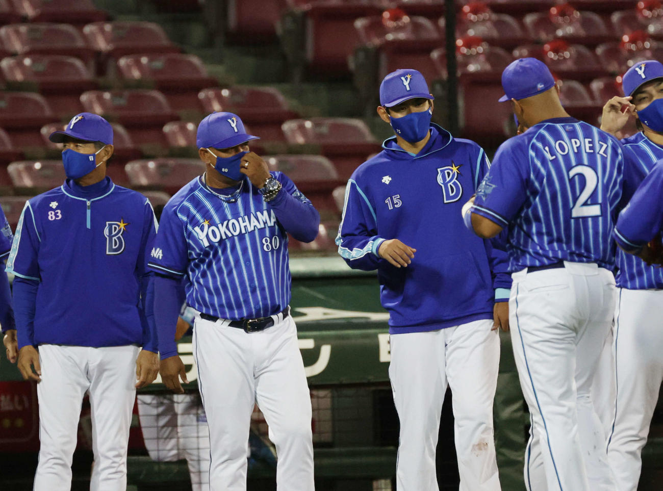 広島対DeNA5回戦　ナインを迎えるラミレス監督（左から2人目）と先発の井納（中央右）（撮影・加藤孝規）