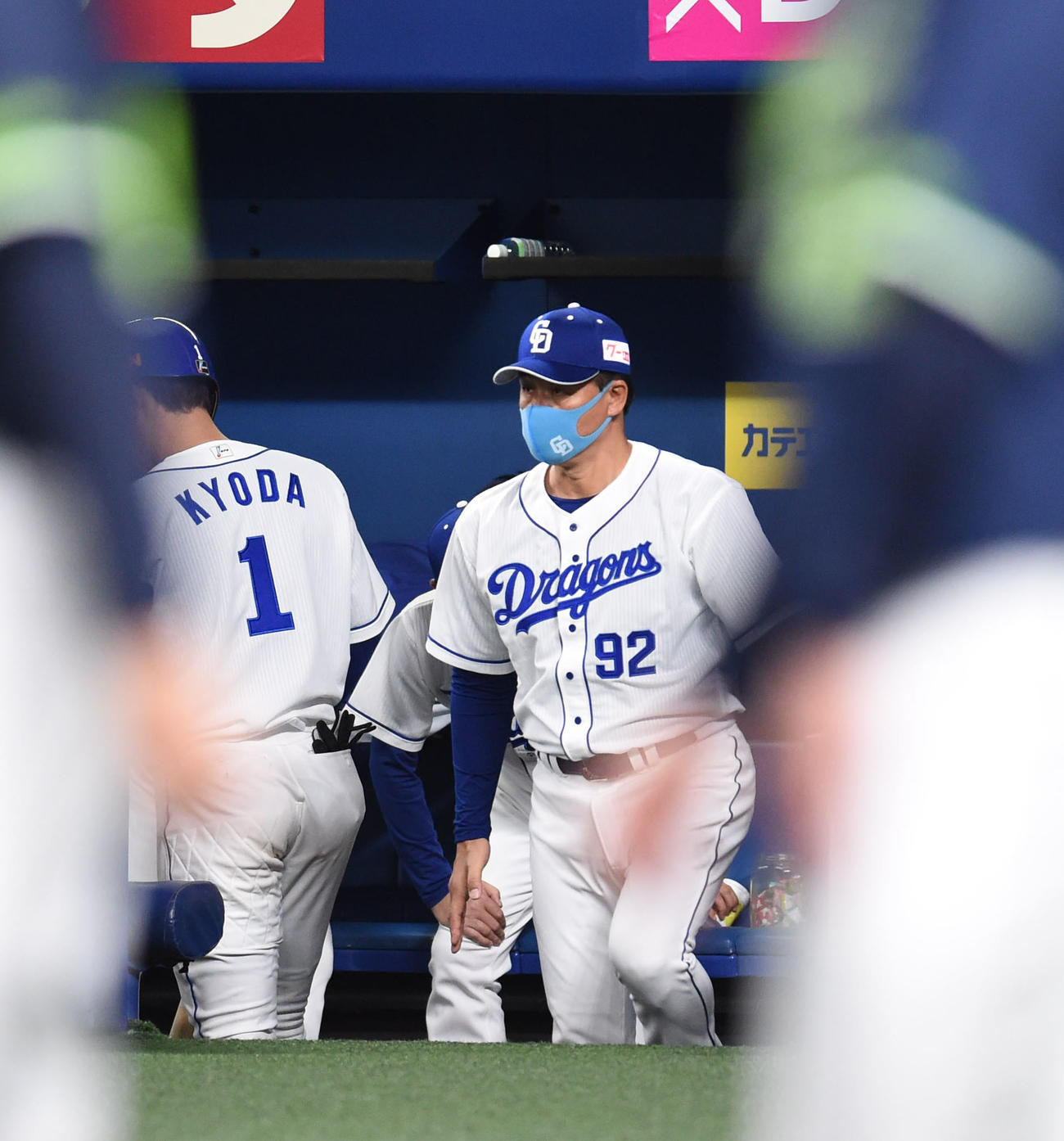 中日対ヤクルト　試合終了、力無くベンチを出てる与田監督（撮影・森本幸一）