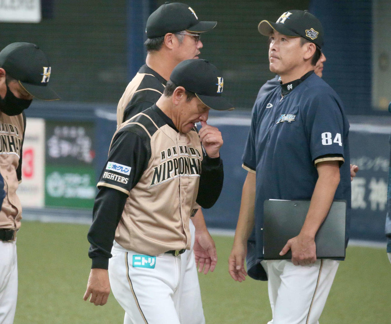 オリックス対日本ハム　引き分けに終わり引き揚げる日本ハム栗山監督（撮影・黒川智章）