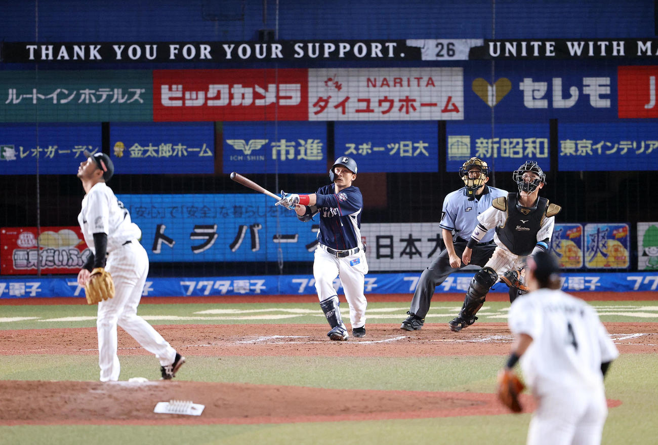 ロッテ対西武　8回表西武1死一塁、右中間に2点本塁打を放つ栗山。投手東條（撮影・垰建太）