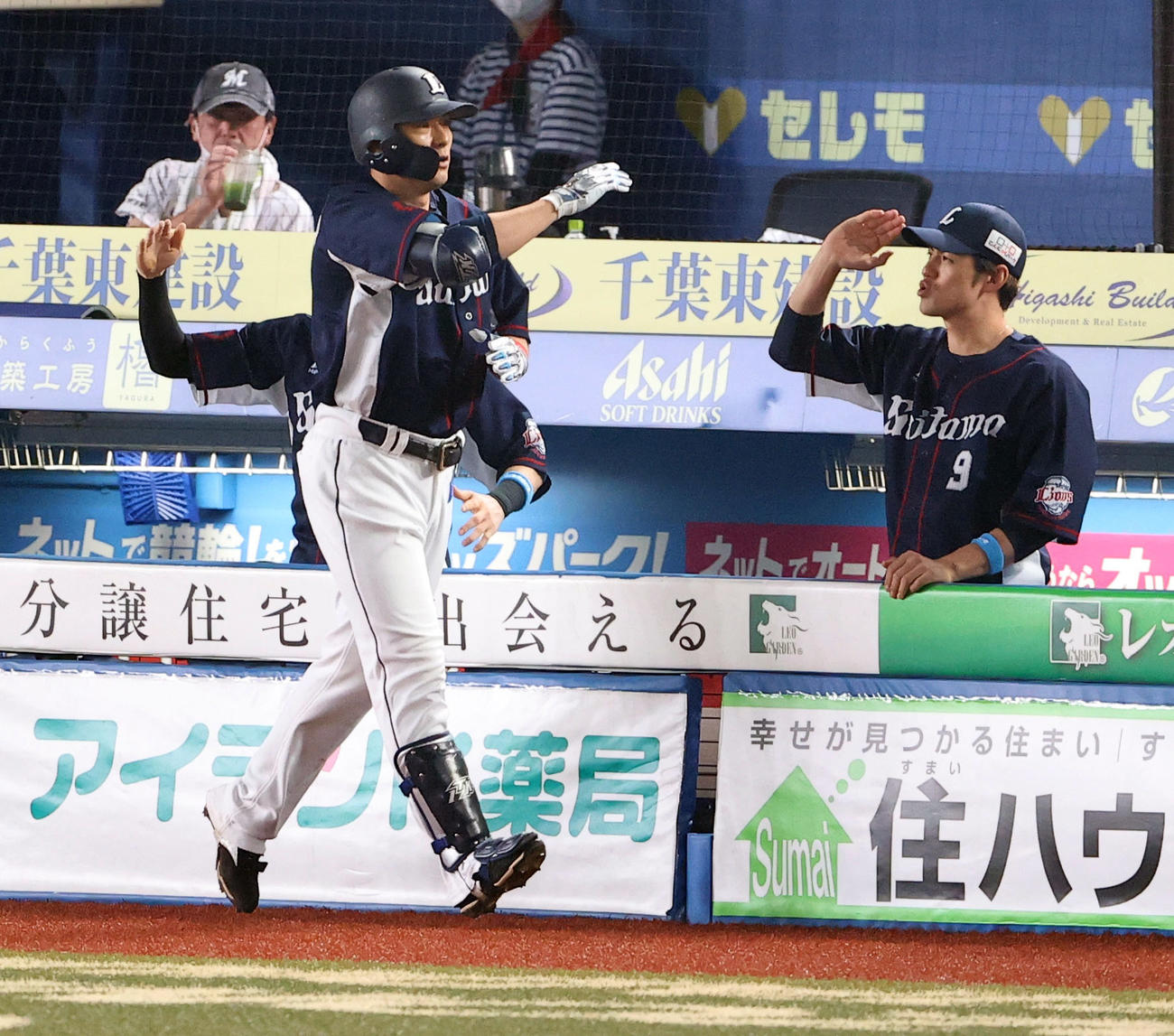 ロッテ対西武　8回表西武1死一塁、同点となる2点本塁打を放った栗山巧（左）はナインの出迎えを受ける（撮影・垰建太）
