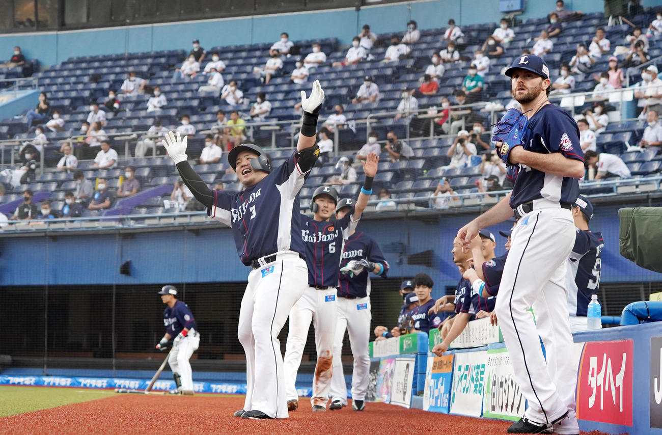 ロッテ対西武　1回表西武1死一、二塁、先制の右越え3点本塁打を放ちどすこいポーズを決める山川（左手前）（撮影・横山健太）