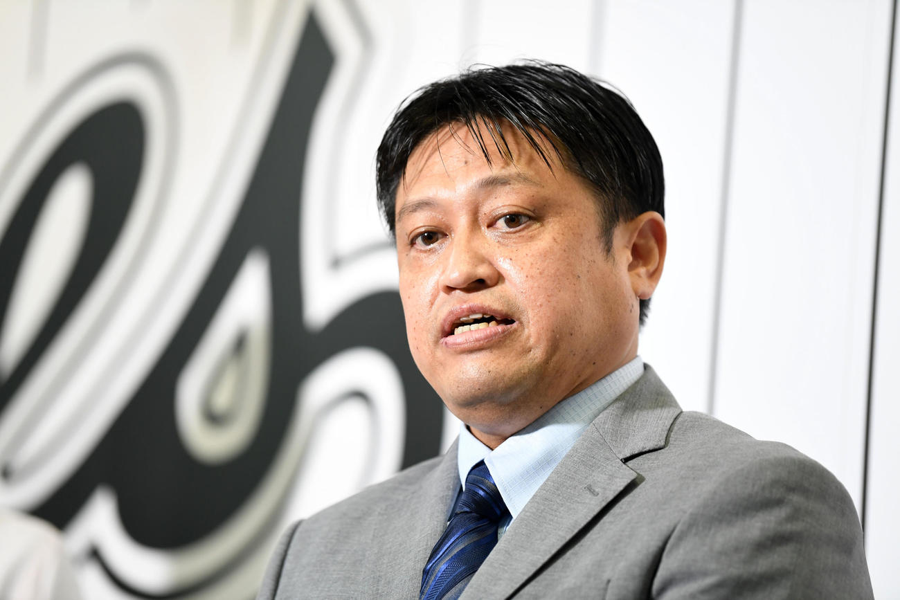 元ロッテのジャクソン投手の逮捕に関して謝罪する松本球団本部長（撮影・横山健太）